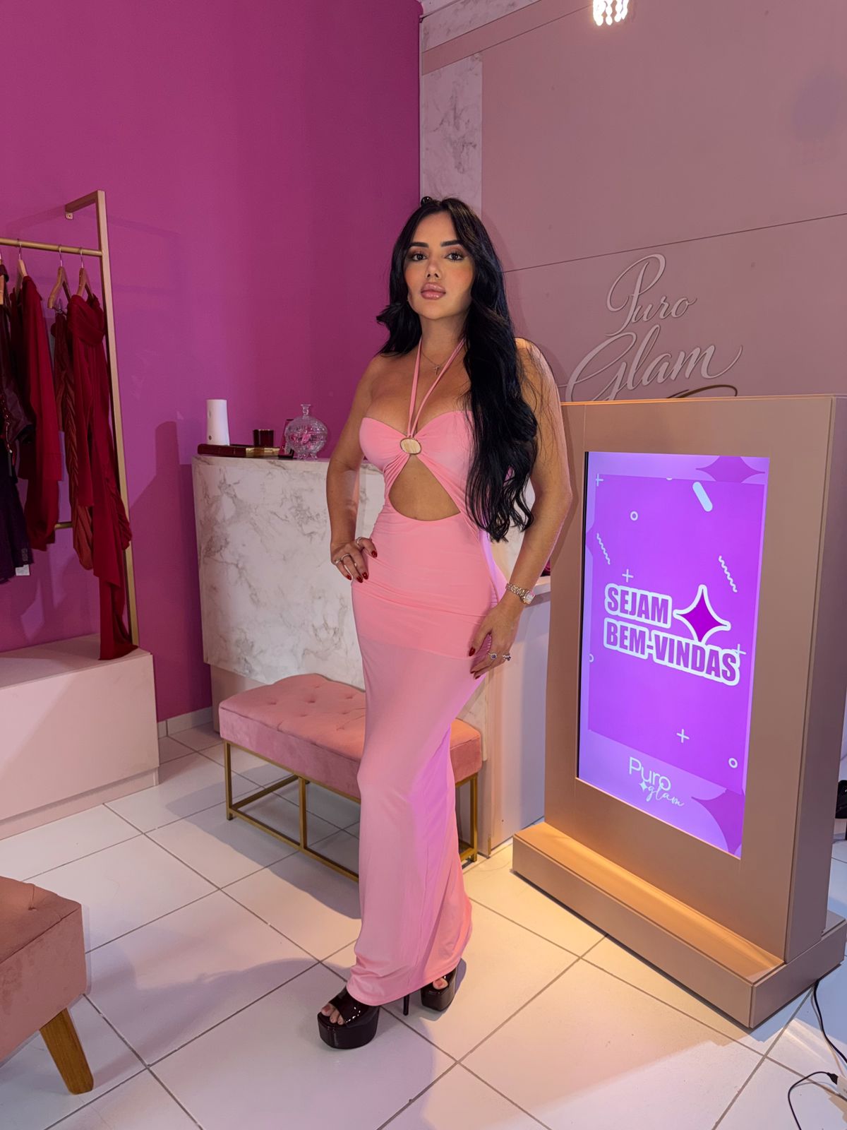Modelo com vestido rosa longo na loja Puro Glam